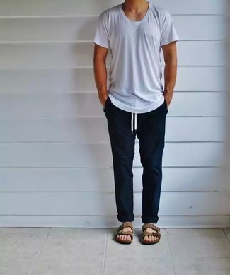 Comment porter des sandales beiges: Associe un t-shirt à col rond blanc avec un pantalon chino bleu marine pour une tenue idéale le week-end. Si tu veux éviter un look trop formel, termine ce look avec une paire de sandales beiges.