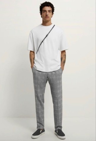 Tenue: T-shirt à col rond blanc, Pantalon chino écossais gris, Baskets à enfiler en toile noires