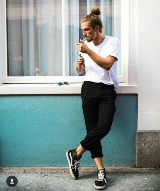 Un pantalon chino à porter avec des baskets montantes noires: Pense à opter pour un t-shirt à col rond blanc et un pantalon chino pour un look de tous les jours facile à porter. Pour les chaussures, fais un choix décontracté avec une paire de baskets montantes noires.