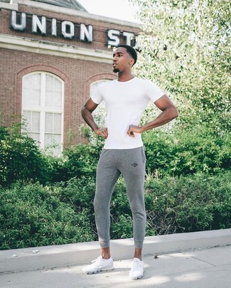 Comment porter un pantalon de jogging gris quand il fait très chaud à 20 ans: Un t-shirt à col rond blanc et un pantalon de jogging gris sont ta tenue incontournable pour les jours de détente. Une paire de chaussures de sport blanches est une option génial pour complèter cette tenue.