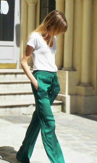 Comment porter un pantalon vert menthe: Porte un t-shirt à col rond blanc et un pantalon vert menthe pour une impression décontractée.