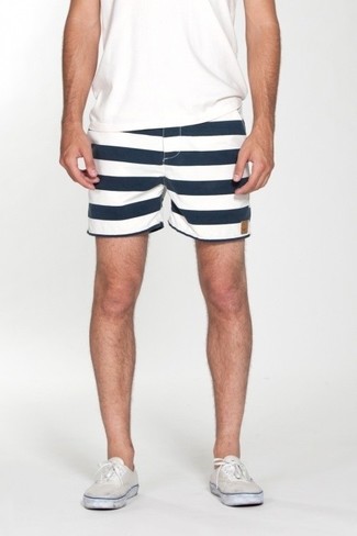 Tenue: T-shirt à col rond blanc, Short à rayures horizontales blanc et bleu marine, Baskets basses en toile blanches