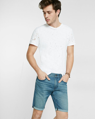 Tenue: T-shirt à col rond blanc, Short en denim bleu
