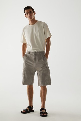Tenue: T-shirt à col rond blanc, Short en denim gris, Sandales en toile noires