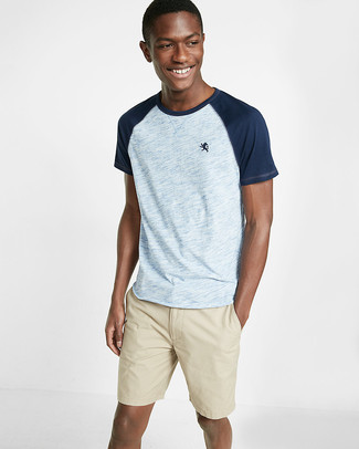 Comment porter un t-shirt à col rond bleu clair à 20 ans: Essaie d'harmoniser un t-shirt à col rond bleu clair avec un short beige pour obtenir un look relax mais stylé.