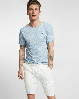 Comment porter un t-shirt à col rond bleu clair: Essaie d'associer un t-shirt à col rond bleu clair avec un short blanc pour un look de tous les jours facile à porter.