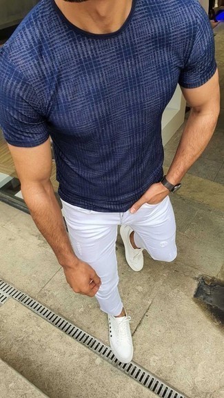 Comment porter un jean blanc quand il fait très chaud: Pour une tenue aussi confortable que ton canapé, associe un t-shirt à col rond à carreaux bleu marine avec un jean blanc. Une paire de baskets basses en toile blanches est une option génial pour complèter cette tenue.