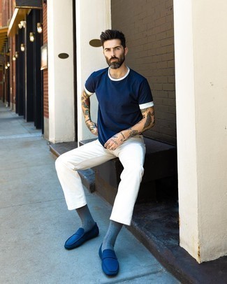 Comment porter des slippers en toile bleu marine: Associe un t-shirt à col rond bleu marine avec un jean blanc pour un look de tous les jours facile à porter. D'une humeur créatrice? Assortis ta tenue avec une paire de slippers en toile bleu marine.