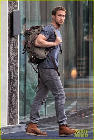 Tenue de Ryan Gosling: T-shirt à col rond bleu marine, Jean gris, Bottes de travail en cuir marron, Sac à dos en toile olive