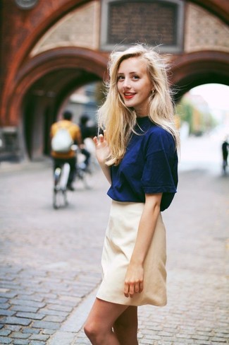 Comment porter une minijupe marron clair: Choisis un t-shirt à col rond bleu marine et une minijupe marron clair pour un look confortable et décontracté.