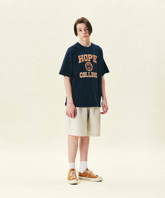 Tenue: T-shirt à col rond imprimé bleu marine, Short de running beige, Baskets basses en toile orange, Chaussettes blanches