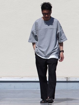 Tenue: T-shirt à col rond gris, Débardeur blanc, Pantalon chino noir, Sandales en cuir noires