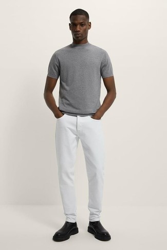 Tenue: T-shirt à col rond en tricot gris, Jean blanc, Bottines chelsea en cuir noires