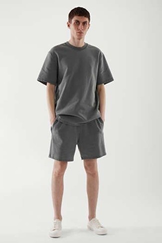 Tenue: T-shirt à col rond gris foncé, Short de running gris foncé, Baskets basses en toile blanches