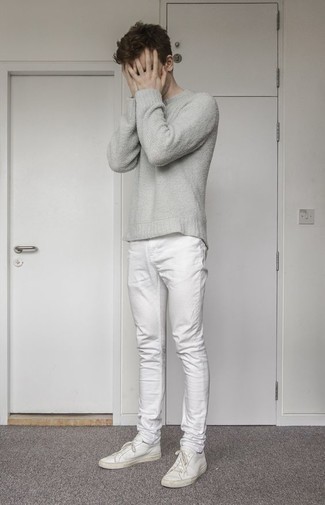 Comment porter un t-shirt à col rond gris avec un jean blanc: Associe un t-shirt à col rond gris avec un jean blanc pour affronter sans effort les défis que la journée te réserve. Une paire de baskets basses en cuir blanches est une option judicieux pour complèter cette tenue.