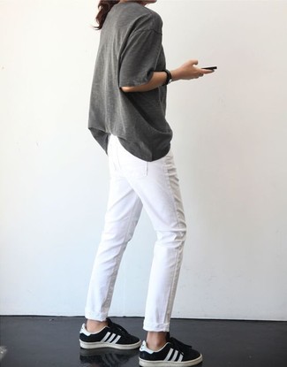 Comment porter un jean blanc: Choisis un t-shirt à col rond gris et un jean blanc pour obtenir un look relax mais stylé. Une paire de baskets basses noires et blanches est une option avisé pour complèter cette tenue.