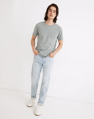 Comment porter un jean bleu clair à 20 ans: Pense à porter un t-shirt à col rond gris et un jean bleu clair pour un look de tous les jours facile à porter. Termine ce look avec une paire de baskets basses en cuir blanches.