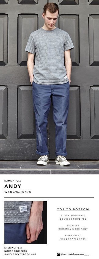 Comment porter des baskets basses grises en été à 20 ans: Pour une tenue de tous les jours pleine de caractère et de personnalité choisis un t-shirt à col rond gris et un pantalon chino bleu. Assortis ce look avec une paire de baskets basses grises. Ce look est un excellent exemple du look bien estival.
