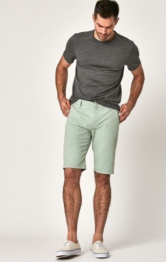 Comment porter un short vert en été: Associe un t-shirt à col rond gris avec un short vert pour une tenue idéale le week-end. Cet ensemble est parfait avec une paire de baskets basses en toile beiges. On trouve ce look canon pour pour les journées estivales.