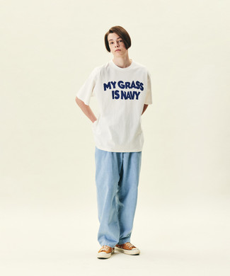 Tenue: T-shirt à col rond imprimé blanc et bleu marine, Jean bleu clair, Baskets basses en toile orange