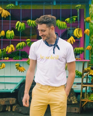 Comment porter un t-shirt à col rond imprimé moutarde: Associe un t-shirt à col rond imprimé moutarde avec un pantalon chino jaune pour un déjeuner le dimanche entre amis.