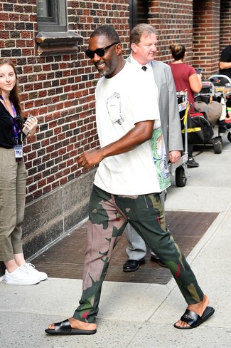 Tenue de Idris Elba: T-shirt à col rond imprimé blanc, Pantalon chino camouflage vert foncé, Sandales en cuir noires
