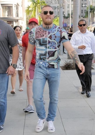 Tenue de Conor McGregor: T-shirt à col rond imprimé bleu clair, Jean bleu clair, Baskets basses beiges