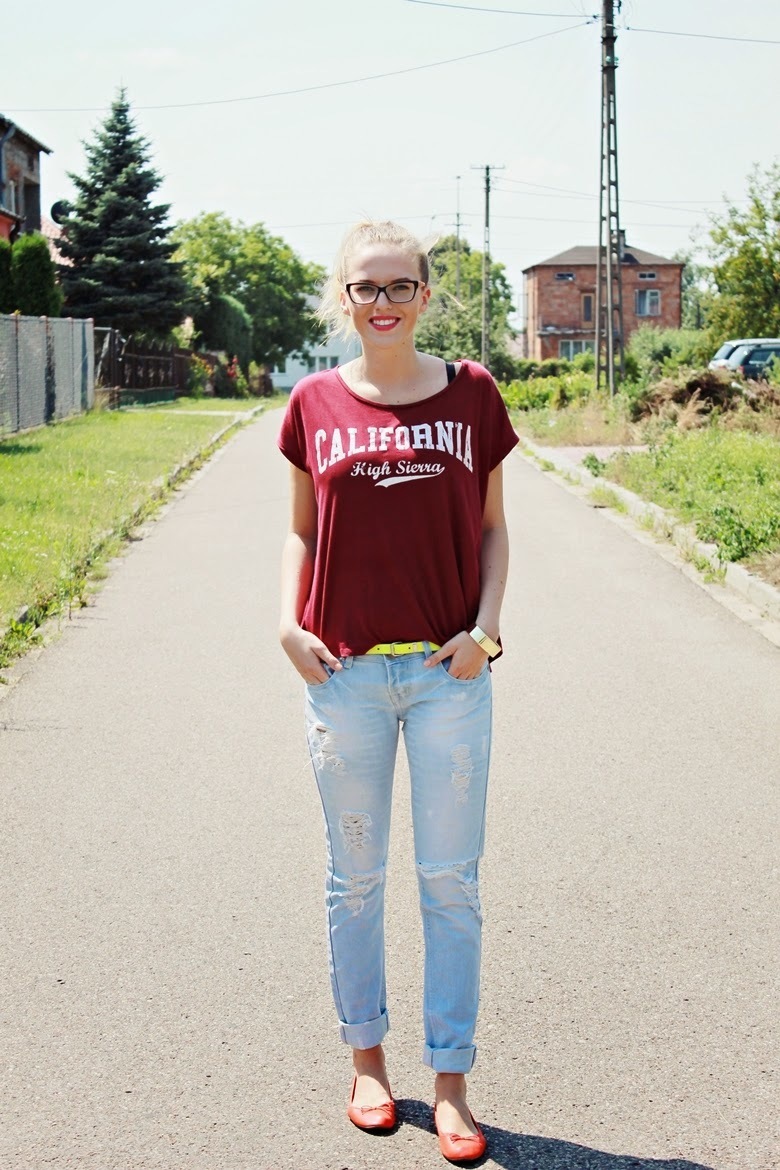 burgundy shirt with blue jeans
