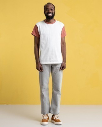 Comment porter un jean gris: Essaie d'associer un t-shirt à col rond blanc et rose avec un jean gris pour un déjeuner le dimanche entre amis. Une paire de baskets basses en daim marron est une option astucieux pour complèter cette tenue.