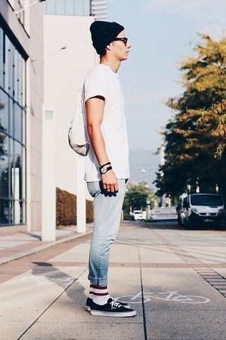 Un jean à porter avec un t-shirt à col rond blanc à 20 ans: Pense à harmoniser un t-shirt à col rond blanc avec un jean pour un déjeuner le dimanche entre amis. Assortis ce look avec une paire de baskets basses en toile noires et blanches.