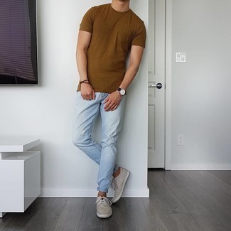 Comment porter un jean turquoise: Harmonise un t-shirt à col rond marron avec un jean turquoise pour une tenue relax mais stylée. Cette tenue se complète parfaitement avec une paire de baskets basses en toile beiges.