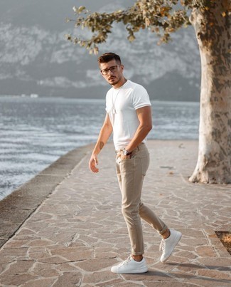 Comment porter un jean marron clair avec des baskets basses blanches à 30 ans: Essaie d'associer un t-shirt à col rond blanc avec un jean marron clair pour obtenir un look relax mais stylé. Une paire de baskets basses blanches est une option astucieux pour complèter cette tenue.