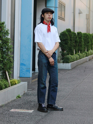 Tenue: T-shirt à col rond blanc, Jean bleu marine, Bottes de loisirs en cuir noires, Bandana imprimé cachemire rouge
