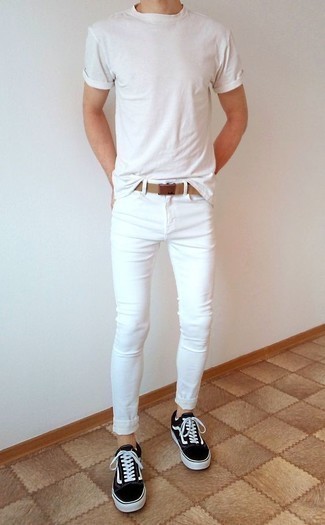 Comment porter un jean skinny blanc: Harmonise un t-shirt à col rond blanc avec un jean skinny blanc pour un look confortable et décontracté. Complète cet ensemble avec une paire de baskets basses en toile noires et blanches pour afficher ton expertise vestimentaire.