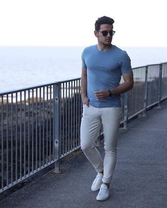 Comment porter un jean blanc pour un style relax: Opte pour un t-shirt à col rond bleu clair avec un jean blanc pour un look idéal le week-end. Une paire de baskets basses en toile blanches est une option parfait pour complèter cette tenue.