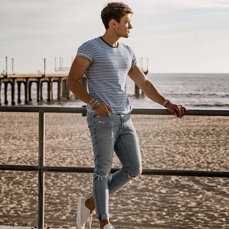Comment porter un jean skinny déchiré bleu clair: Pense à porter un t-shirt à col rond à rayures horizontales blanc et bleu marine et un jean skinny déchiré bleu clair pour une tenue relax mais stylée. Une paire de baskets basses en toile beiges apportera une esthétique classique à l'ensemble.