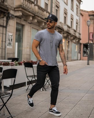Des baskets basses à porter avec un jean skinny noir: Essaie de marier un t-shirt à col rond gris avec un jean skinny noir pour un look confortable et décontracté. Une paire de baskets basses est une façon simple d'améliorer ton look.