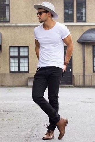 Comment porter un jean skinny noir pour un style decontractés quand il fait chaud: Associe un t-shirt à col rond blanc avec un jean skinny noir pour une tenue relax mais stylée. Ajoute une paire de bottes de loisirs en cuir marron à ton look pour une amélioration instantanée de ton style.