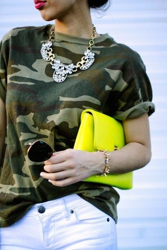 Comment porter une pochette chartreuse: Associe un t-shirt à col rond camouflage olive avec une pochette chartreuse pour un look idéal le week-end.