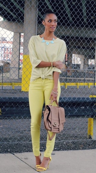 Comment porter un cartable en cuir fuchsia: Marie un t-shirt à col rond jaune avec un cartable en cuir fuchsia pour un look idéal le week-end. Complète ce look avec une paire de sandales à talons jaunes.