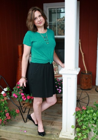 Comment s'habiller après 50 ans quand il fait très chaud: Porte un t-shirt à col rond vert et une jupe patineuse noire pour une impression décontractée. Cet ensemble est parfait avec une paire de des ballerines en cuir noires.