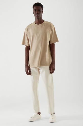 Tenue: T-shirt à col rond marron clair, Jean blanc, Baskets basses en toile blanches