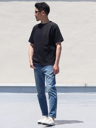 Un jean à porter avec des baskets basses marron clair: Porte un t-shirt à col rond noir et un jean pour un look confortable et décontracté. Cette tenue est parfait avec une paire de baskets basses marron clair.