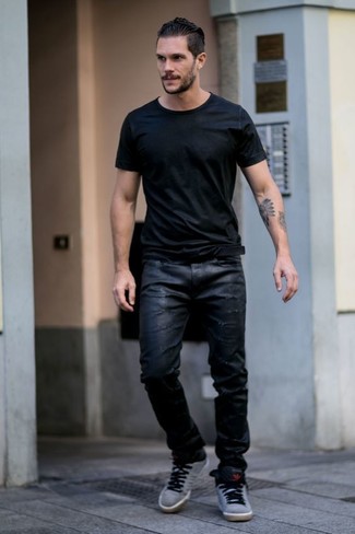 Comment porter un jean en cuir noir: Harmonise un t-shirt à col rond noir avec un jean en cuir noir pour une tenue confortable aussi composée avec goût. Si tu veux éviter un look trop formel, choisis une paire de baskets montantes grises.