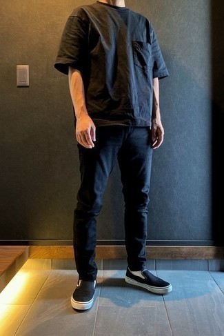 Comment porter un t-shirt à col rond noir: Pour une tenue de tous les jours pleine de caractère et de personnalité harmonise un t-shirt à col rond noir avec un jean noir. Une paire de baskets à enfiler en toile noires est une façon simple d'améliorer ton look.
