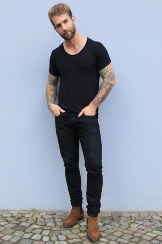 Des bottines chelsea à porter avec un jean noir: Associe un t-shirt à col rond noir avec un jean noir pour un look de tous les jours facile à porter. Une paire de bottines chelsea est une façon simple d'améliorer ton look.