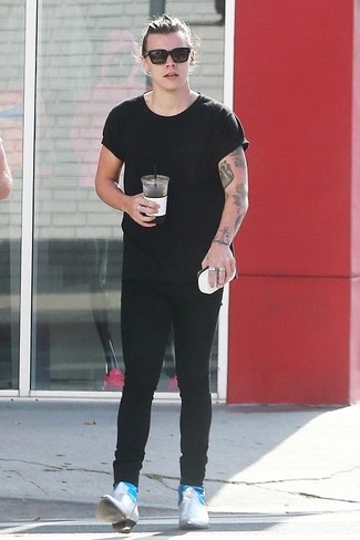 Tenue de Harry Styles: T-shirt à col rond noir, Jean skinny noir, Bottines chelsea en cuir grises, Lunettes de soleil noires