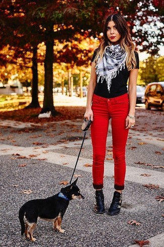 Comment porter un jean skinny rouge: Associe un t-shirt à col rond noir avec un jean skinny rouge pour obtenir un look relax mais stylé. Une paire de bottines en cuir ornées noires est une option astucieux pour complèter cette tenue.
