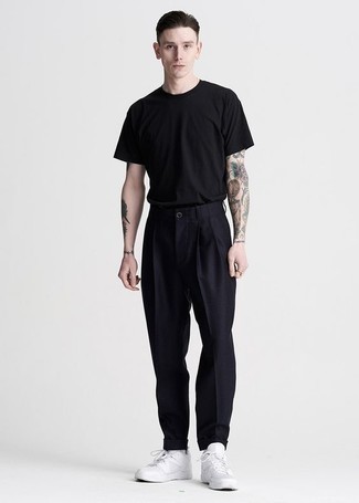 Tenue: T-shirt à col rond noir, Pantalon chino noir, Baskets basses en cuir blanches, Chaussettes blanches