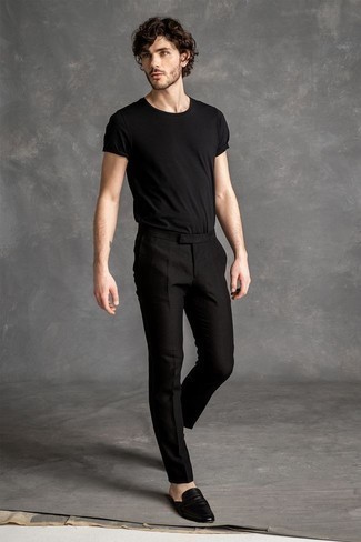 Tenue: T-shirt à col rond noir, Pantalon chino noir, Slippers en cuir noirs